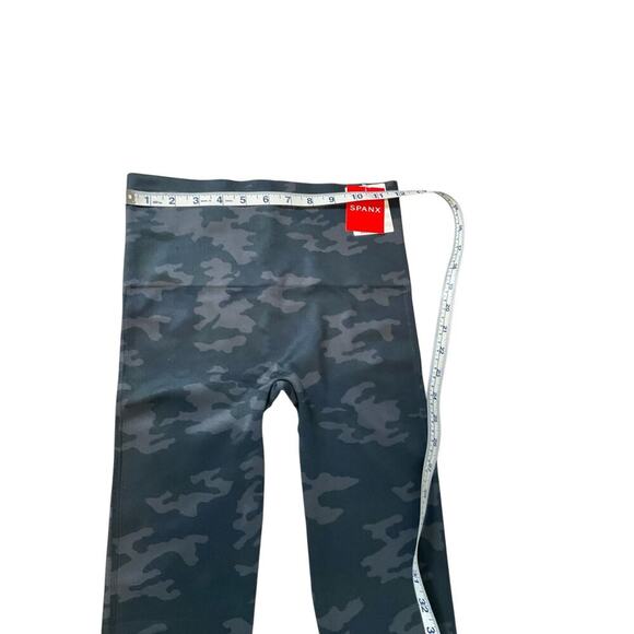 SPANX NWT Look At Me Now Dark Blue Camo Leggings Medium Active Outdoors Slimming - Picture 9 of 11